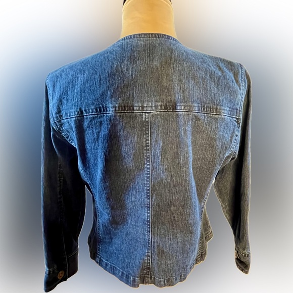 Ruby Rd. Classic Blue Denim Jacket, long sleeved, zipper front, size 8P woman - Picture 7 of 12
